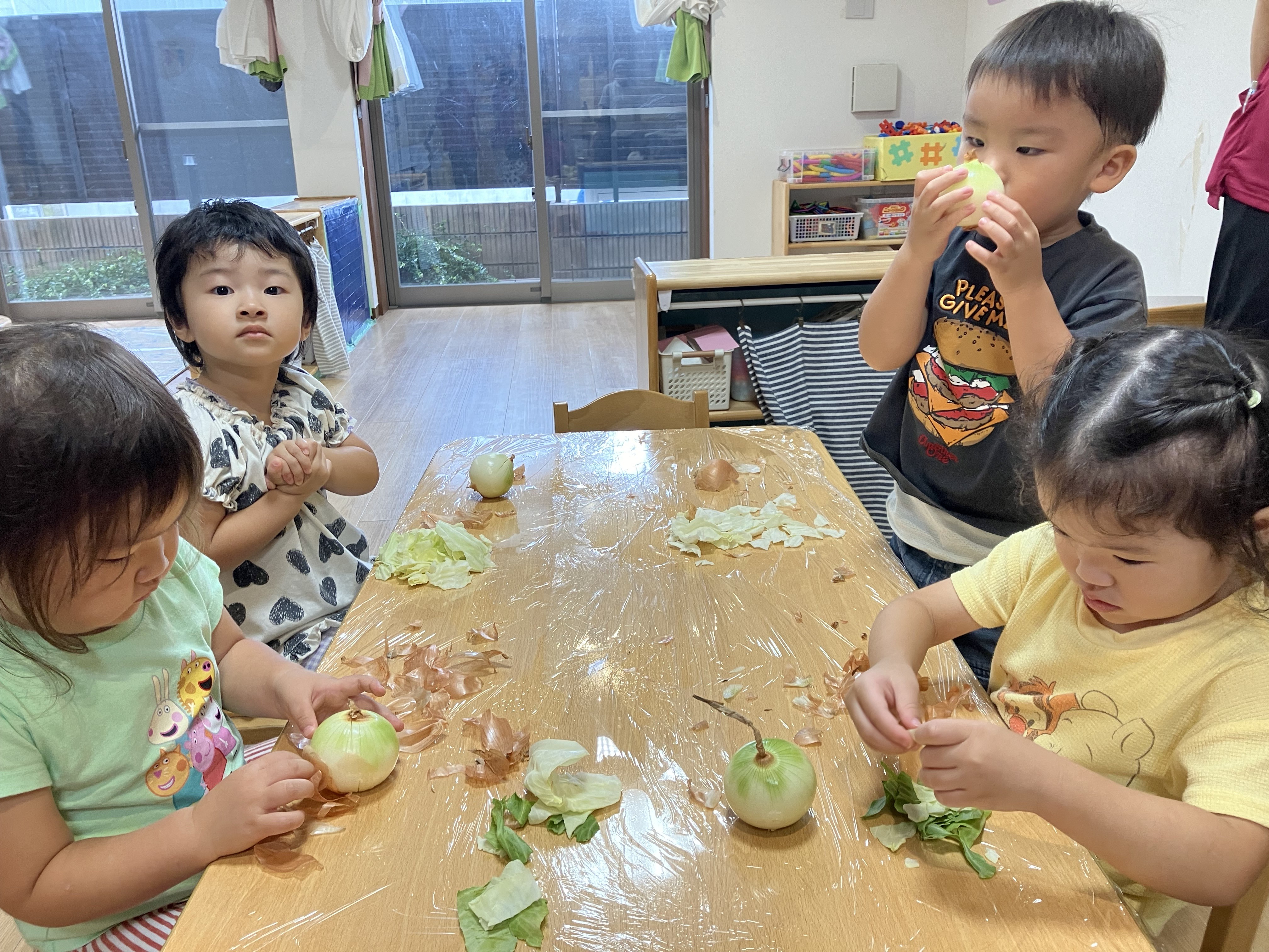 2歳児しずく組　食育「玉ねぎ皮むき/キャベツちぎり」