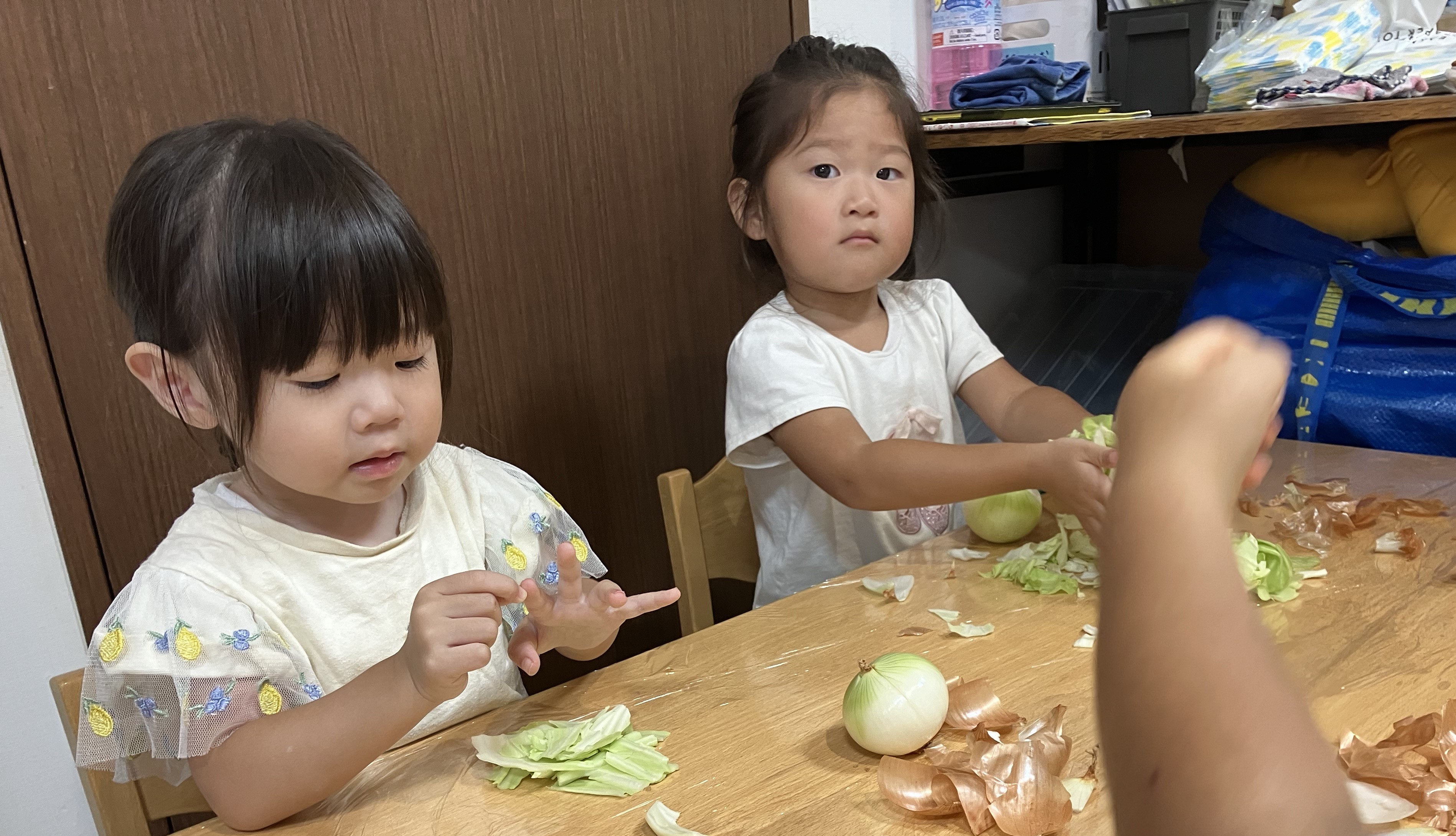 2歳児しずく組　食育「玉ねぎ皮むき/キャベツちぎり」
