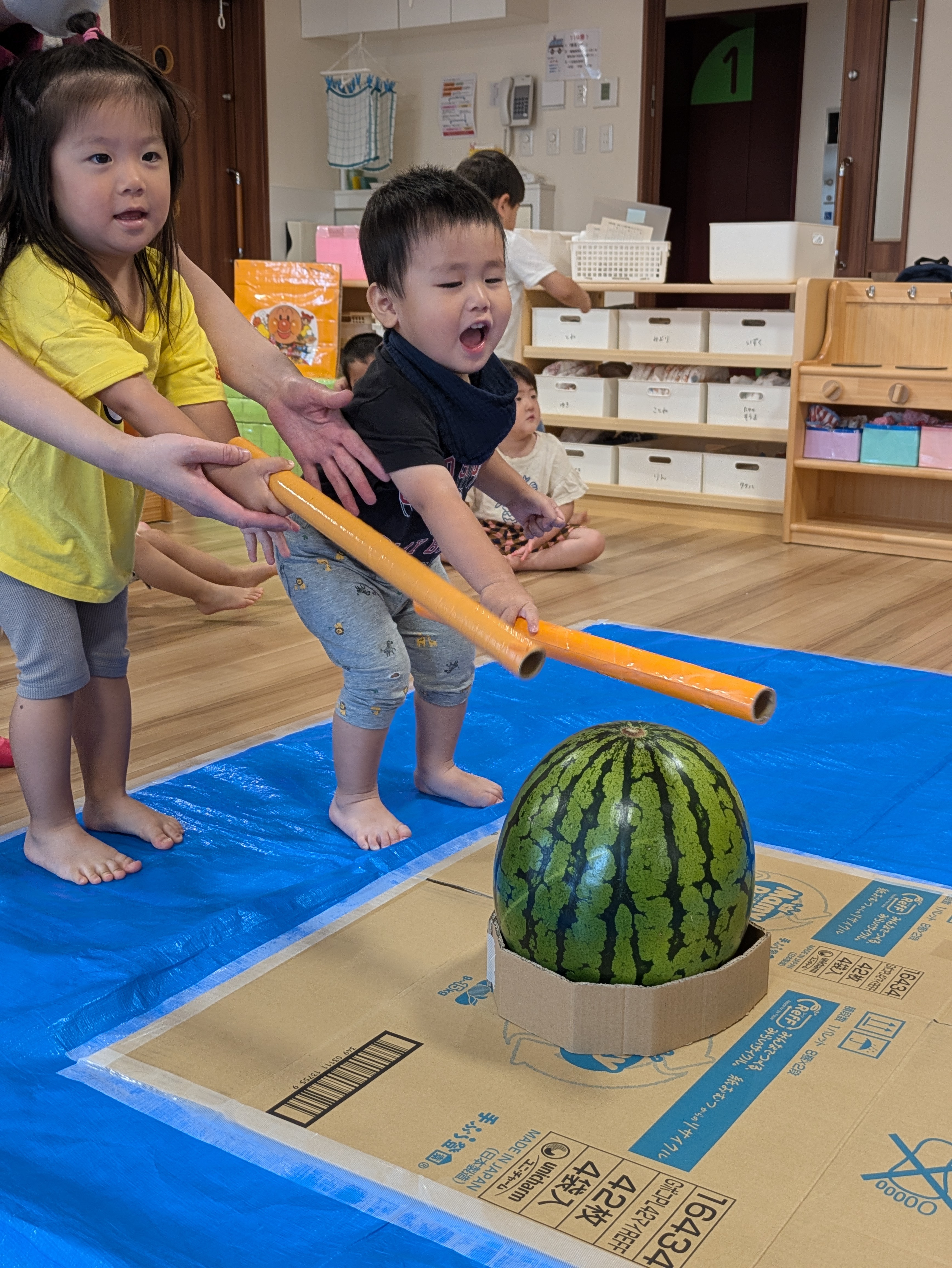 たのしいスイカ割り　～０・１・２歳児クラス～