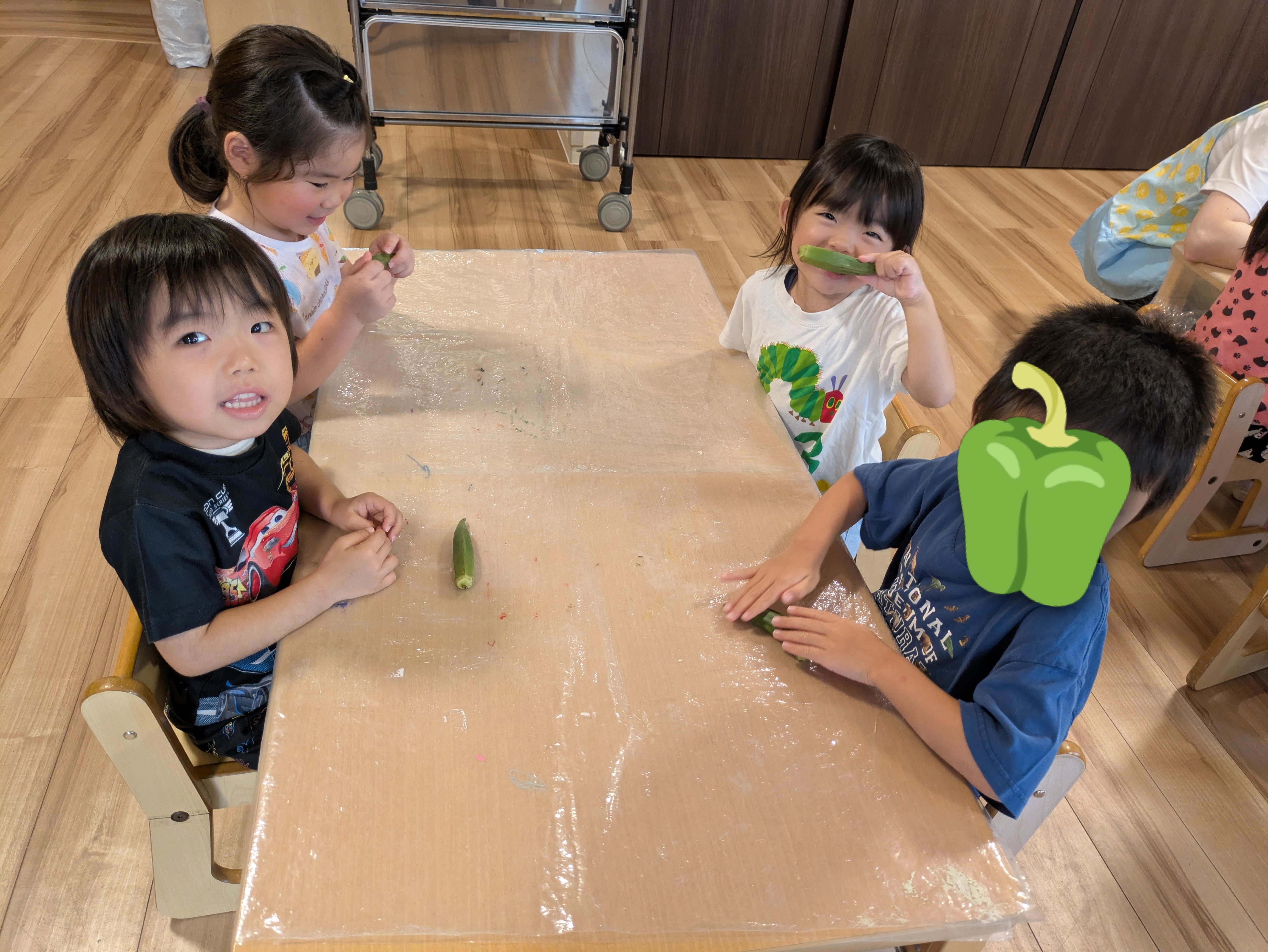 3歳児　ひなた組　夏野菜スタンプの食育