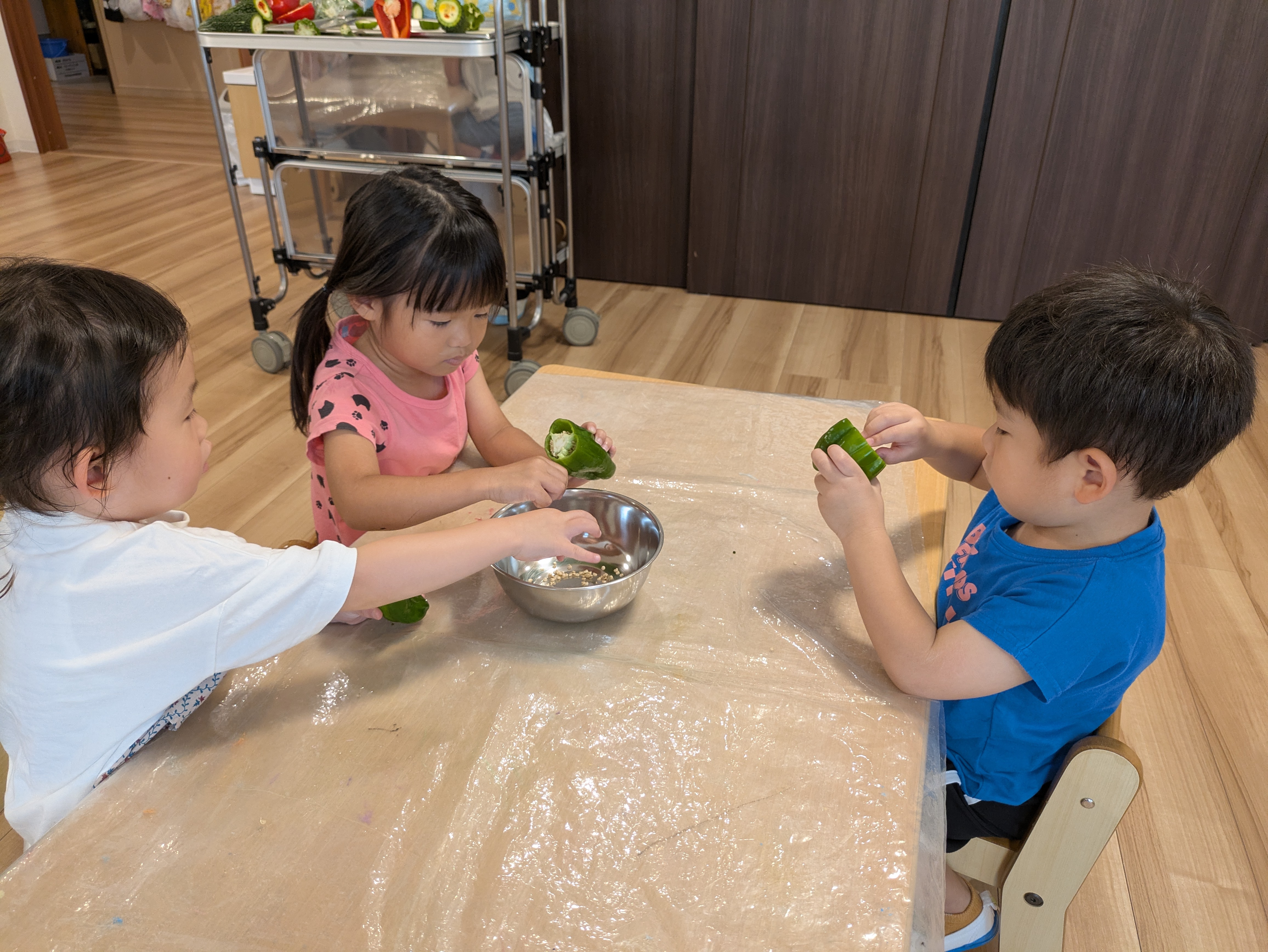 3歳児　ひなた組　夏野菜スタンプの食育