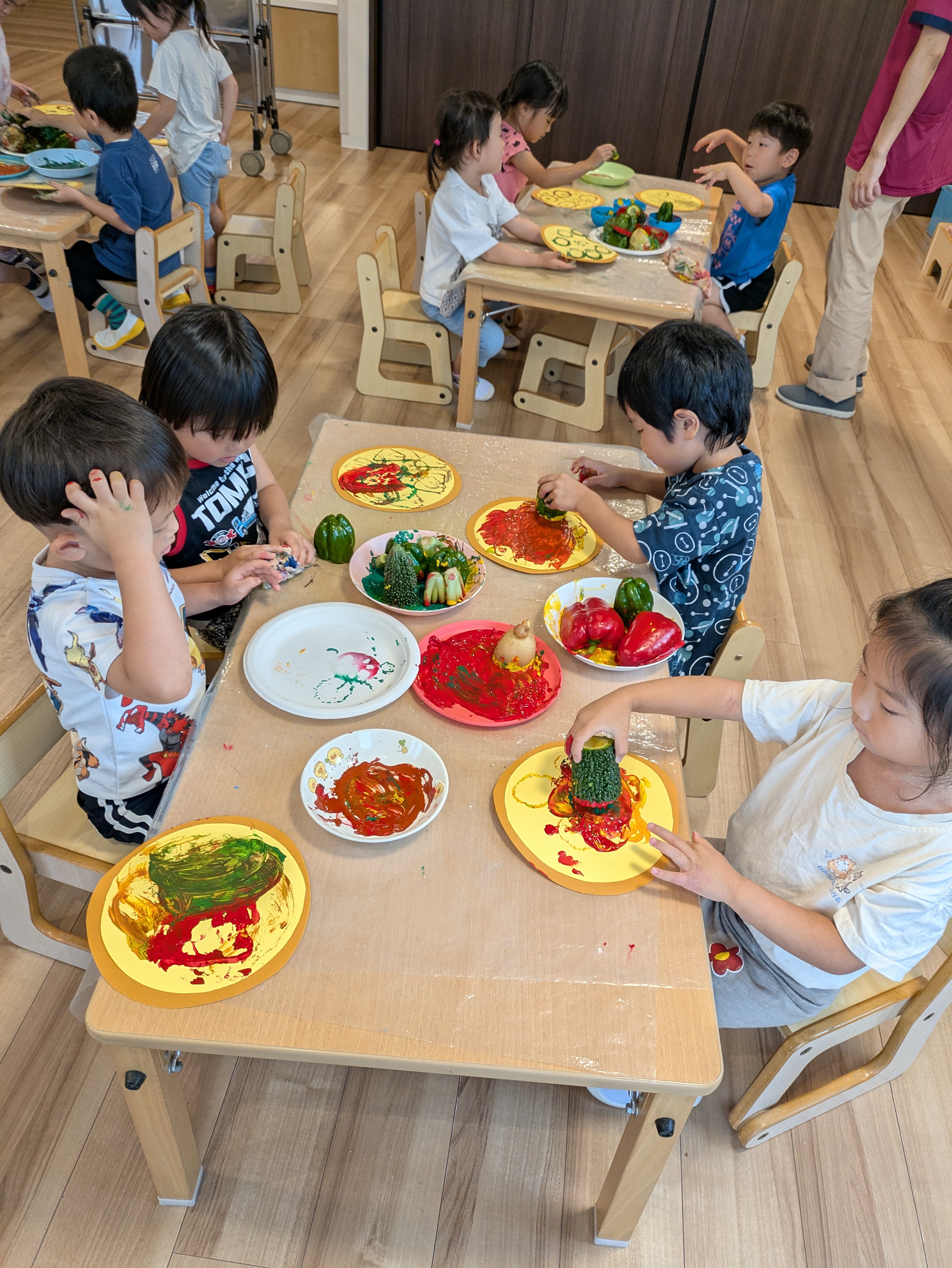 3歳児　ひなた組　夏野菜スタンプの食育