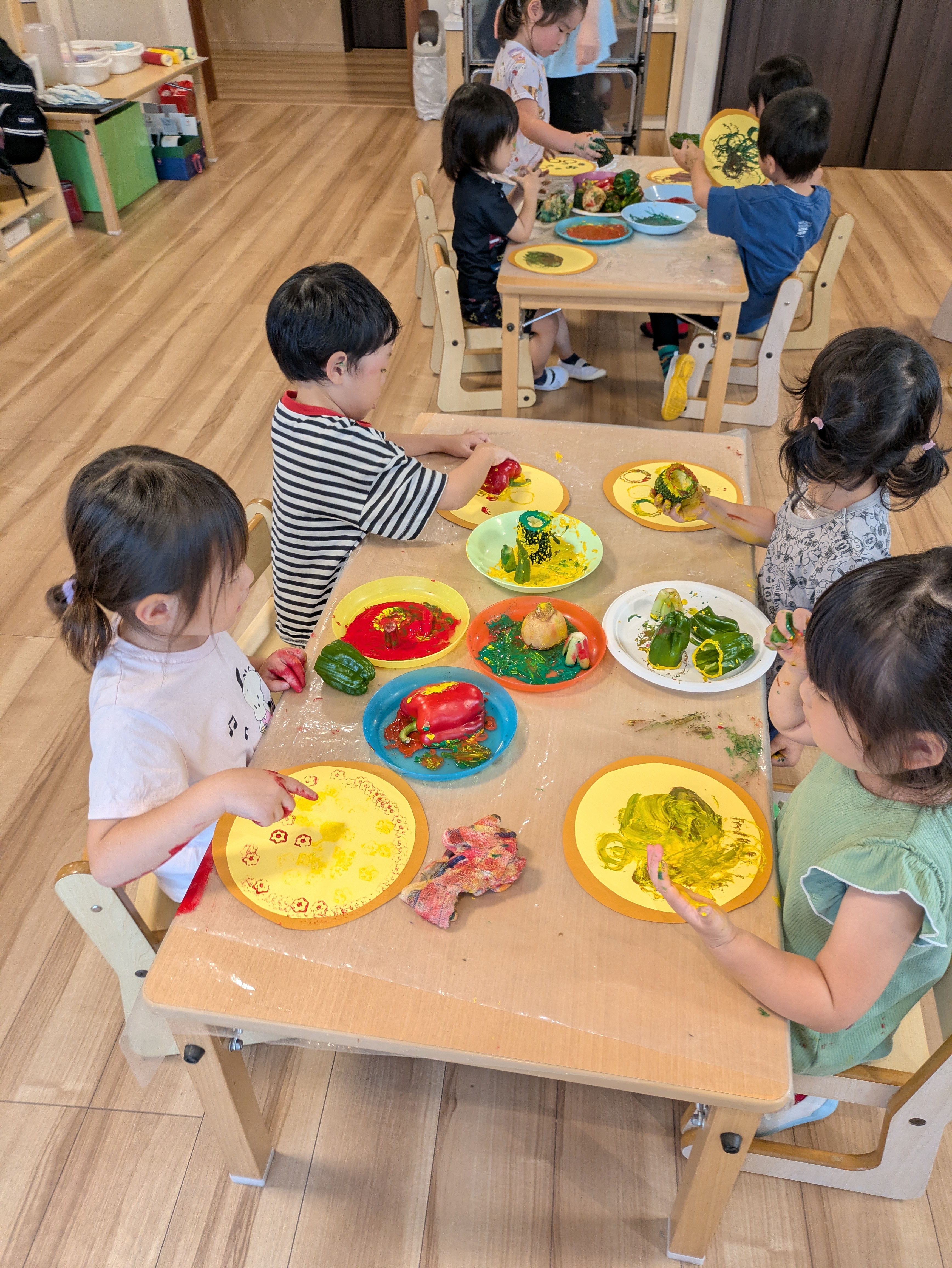 3歳児　ひなた組　夏野菜スタンプの食育