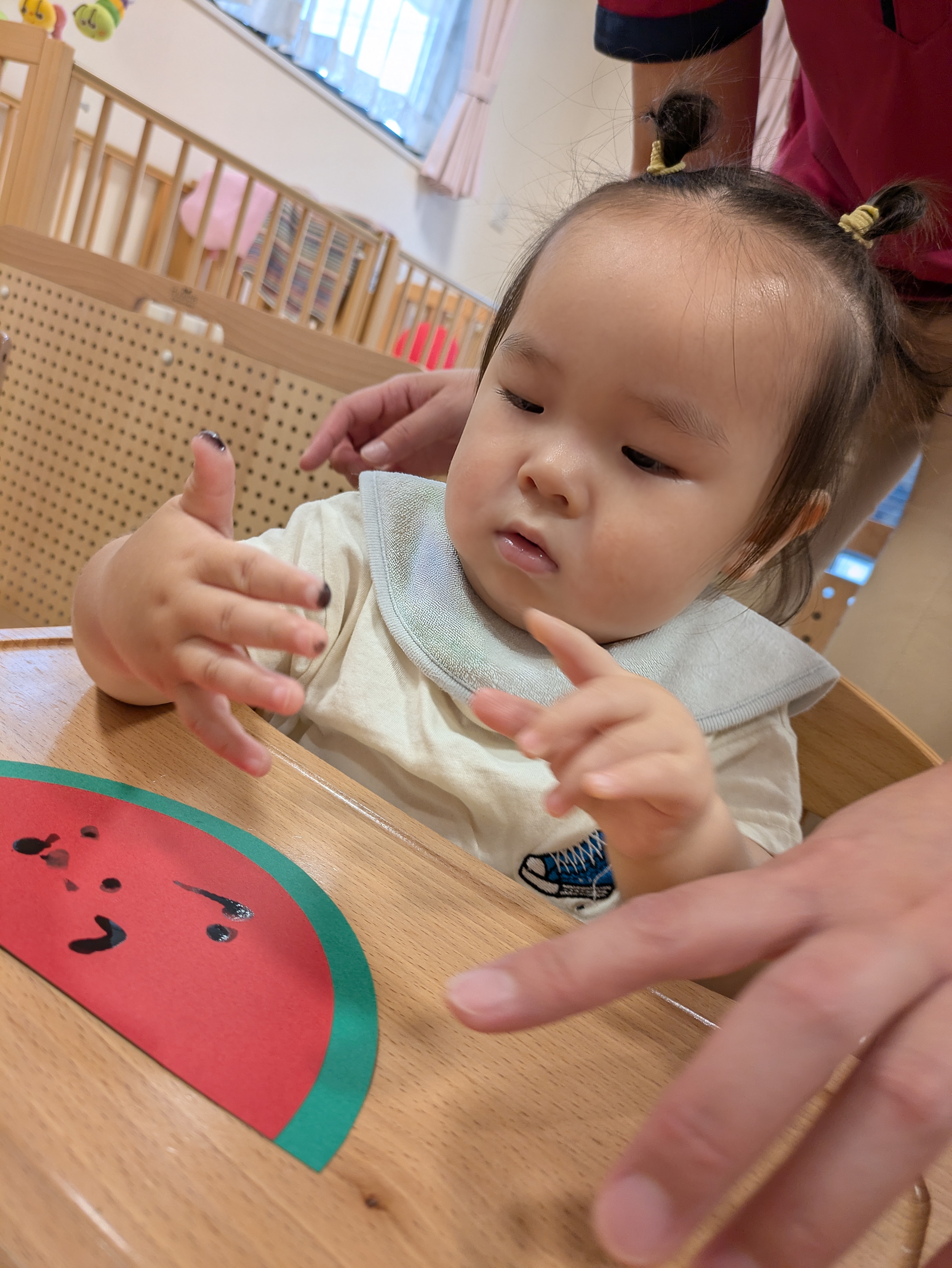 ０歳児　いぶき組　すいか作り