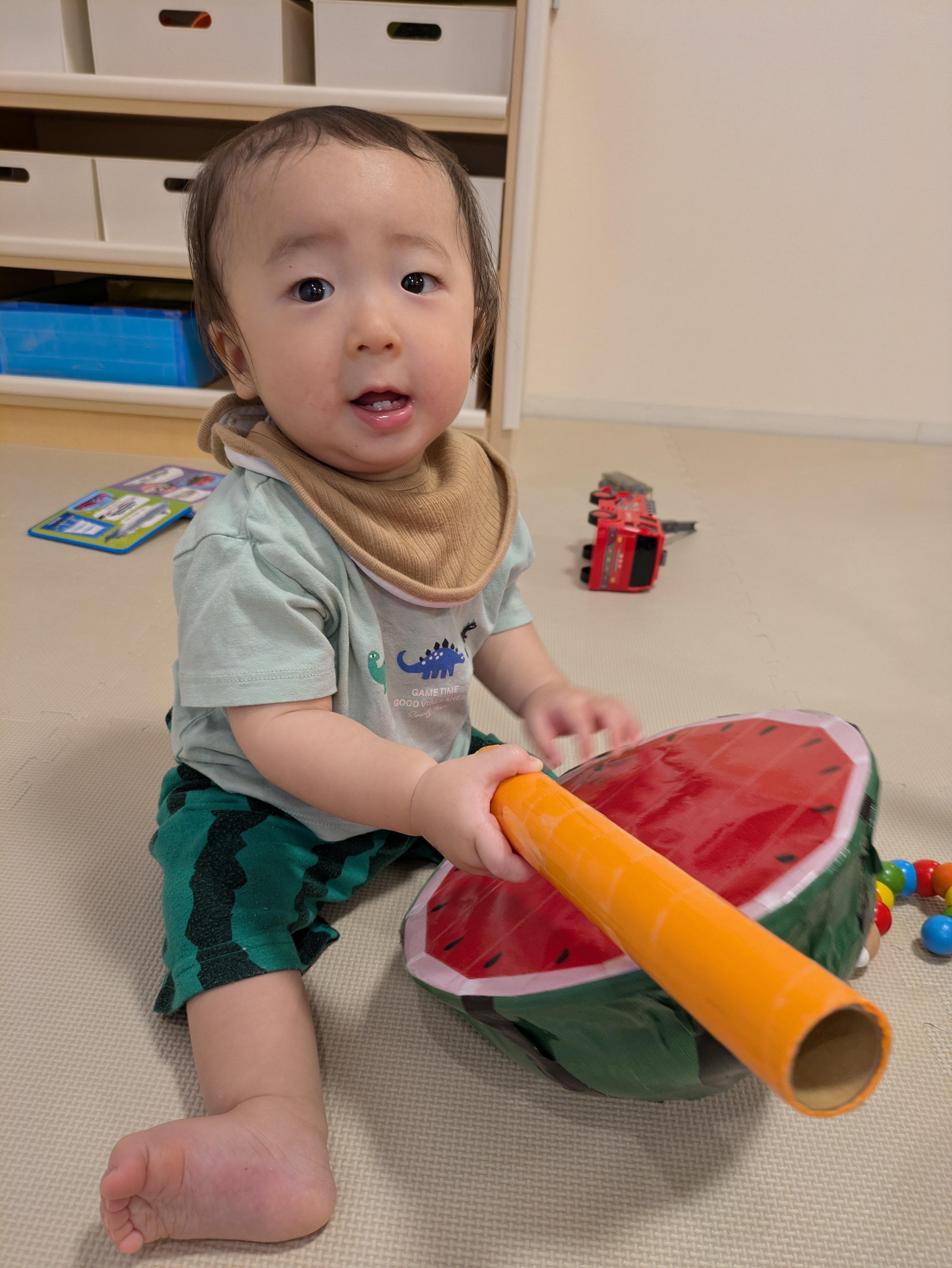 ０歳児　いぶき組　すいか作り