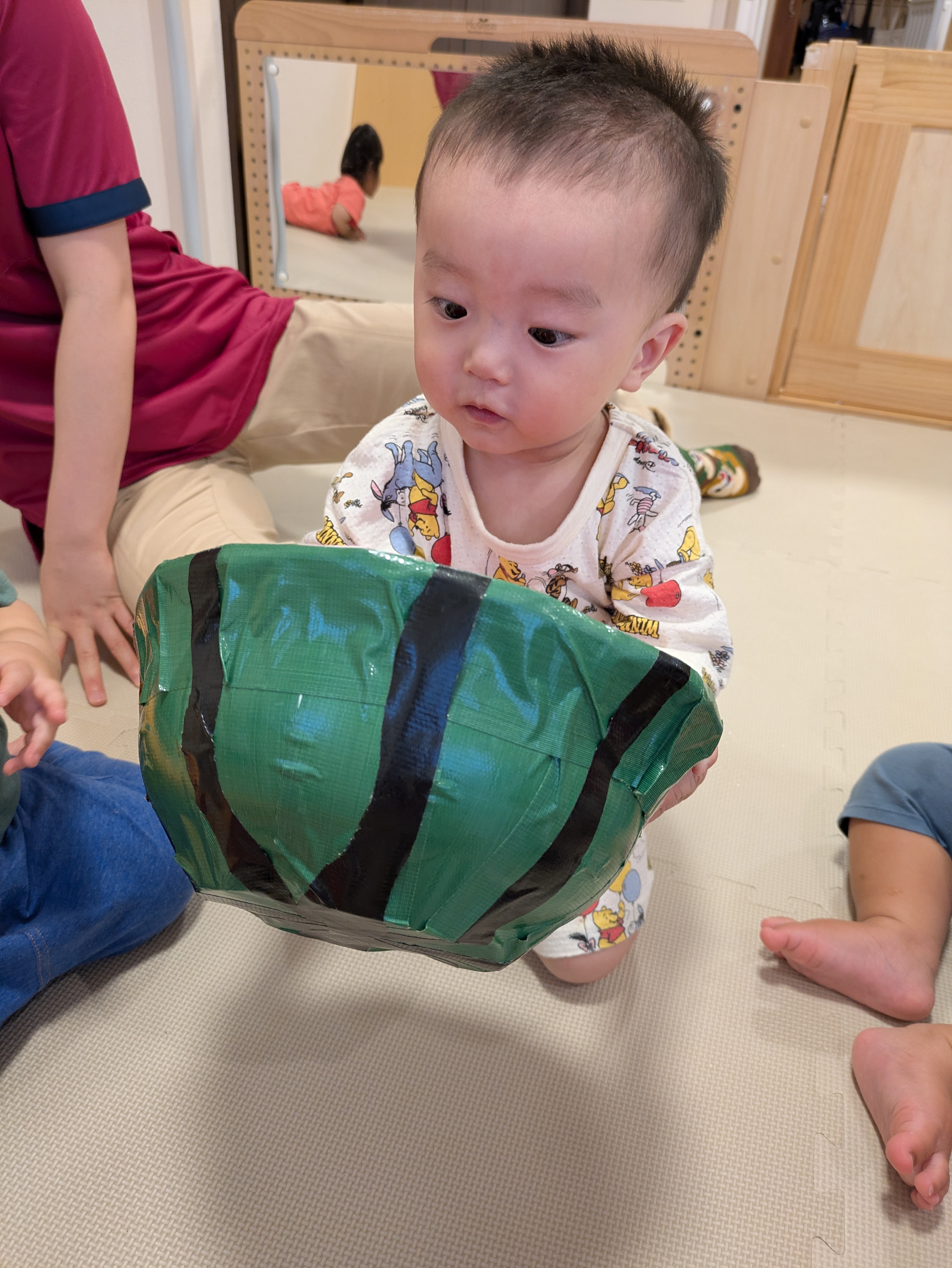 ０歳児　いぶき組　すいか作り