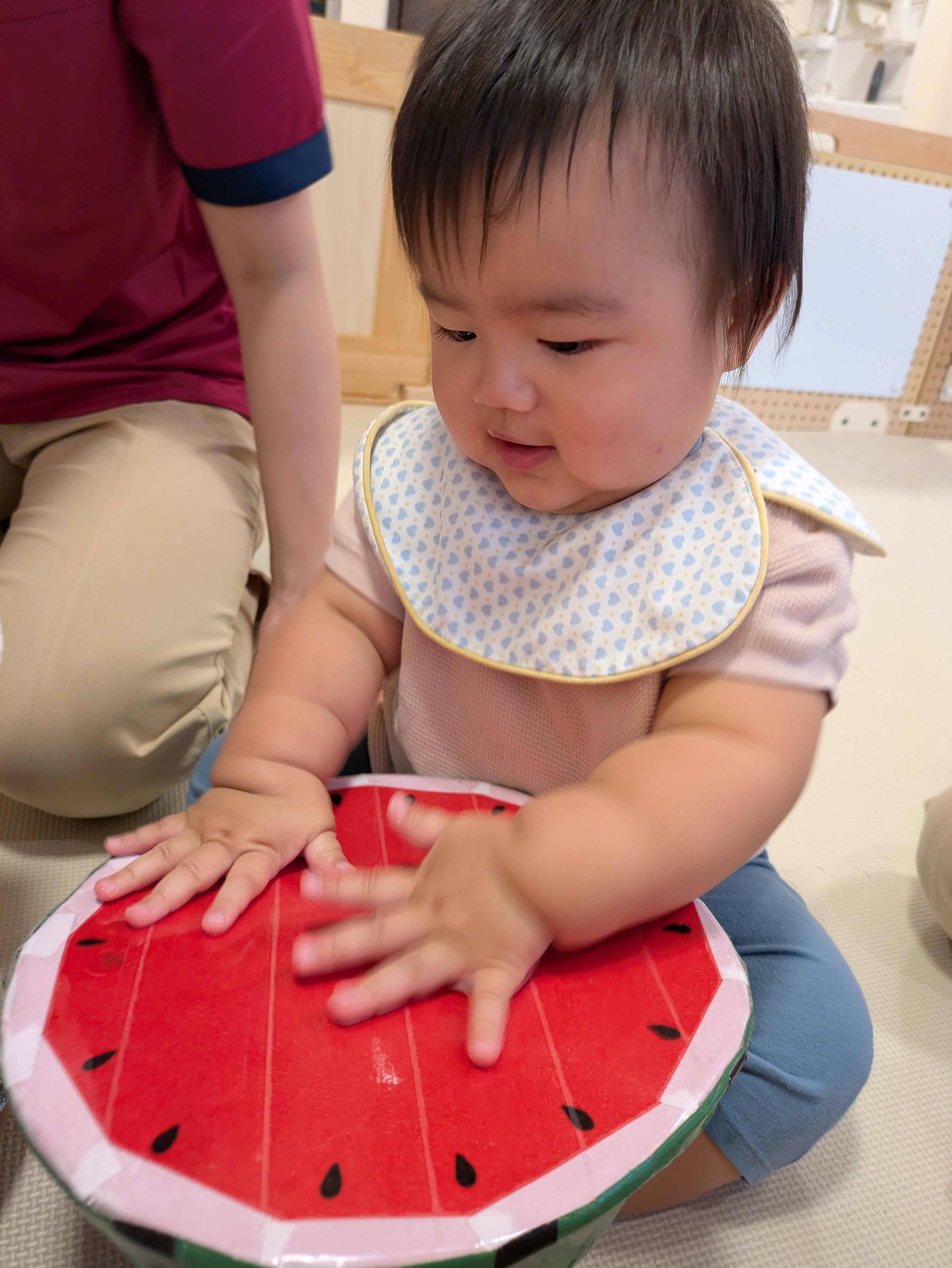 ０歳児　いぶき組　すいか作り