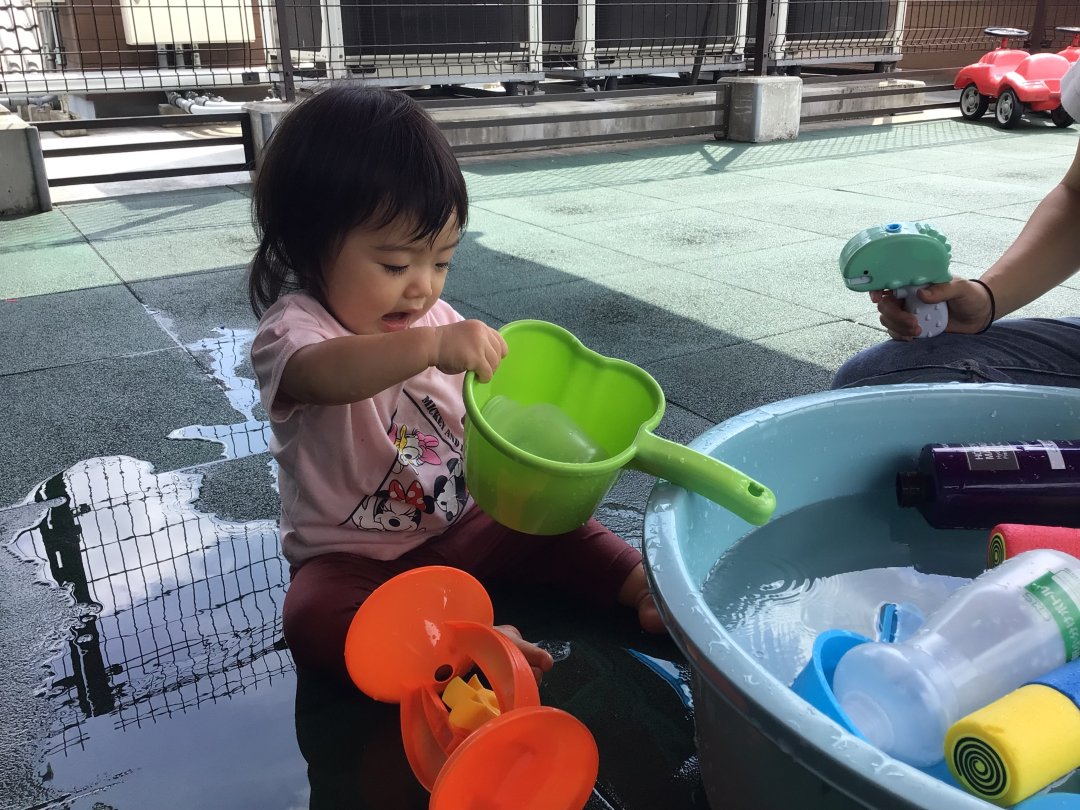 子育て広場　水遊びの様子