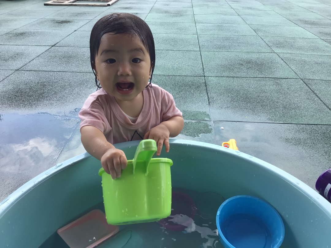 子育て広場　水遊びの様子