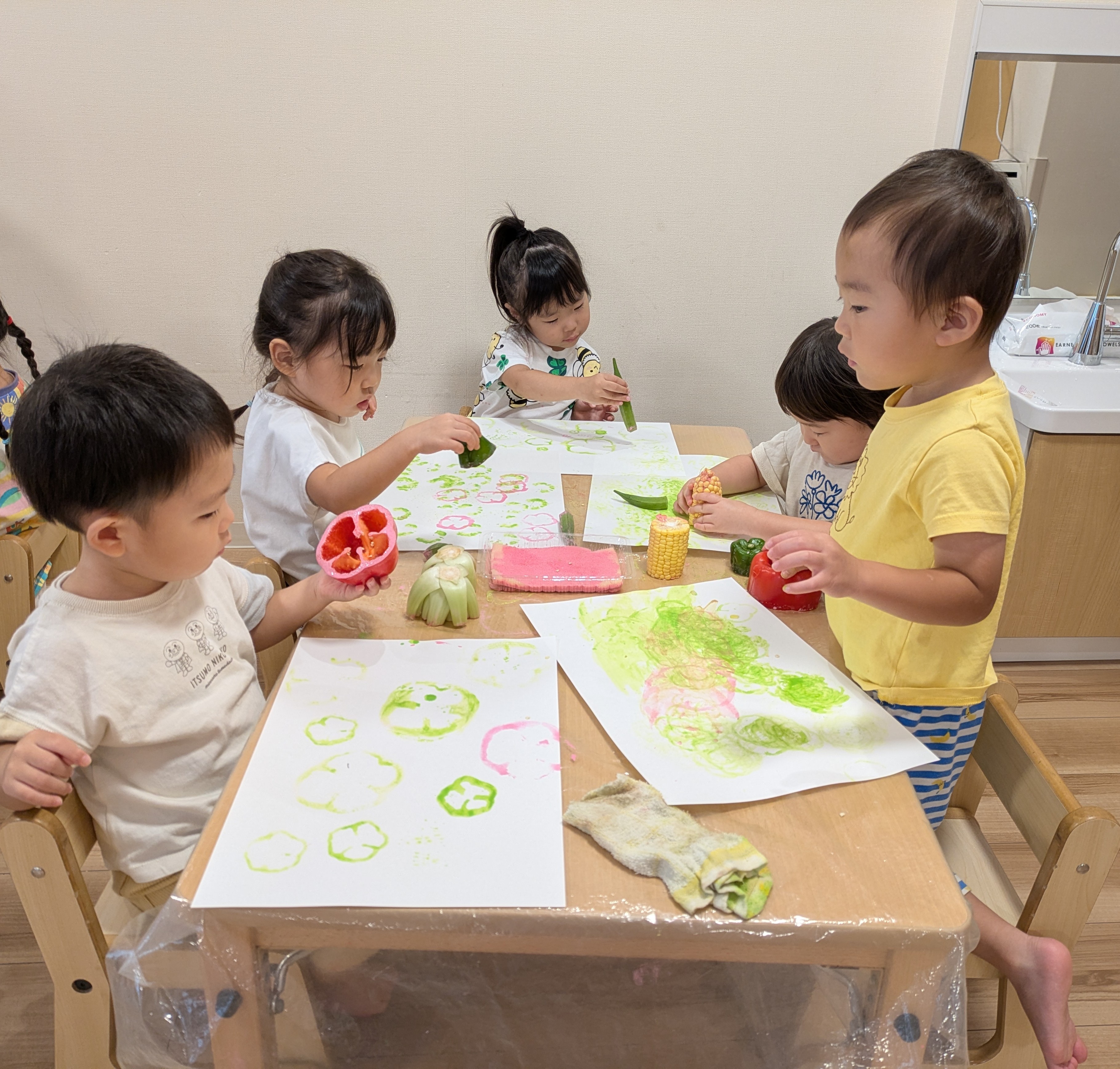 2歳児　夏野菜スタンプの食育