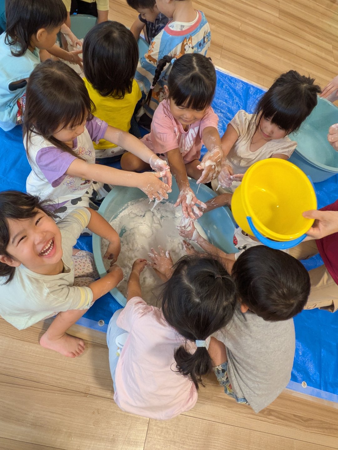 3歳児　ひなた組　片栗粉の感触遊びの食育