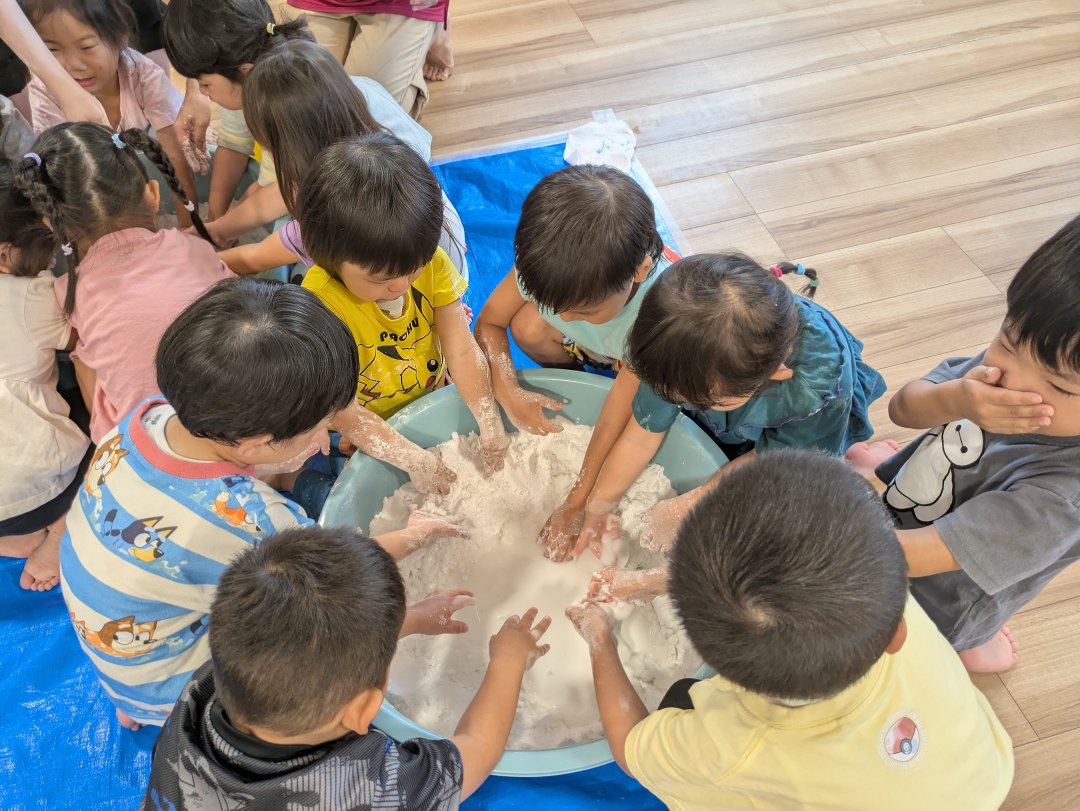 3歳児　ひなた組　片栗粉の感触遊びの食育