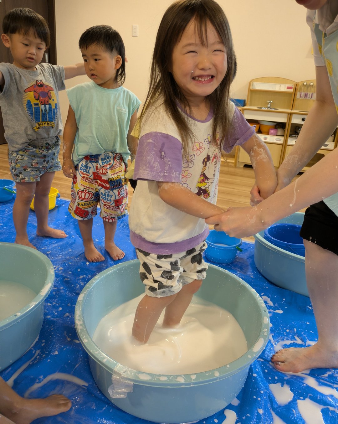 3歳児　ひなた組　片栗粉の感触遊びの食育