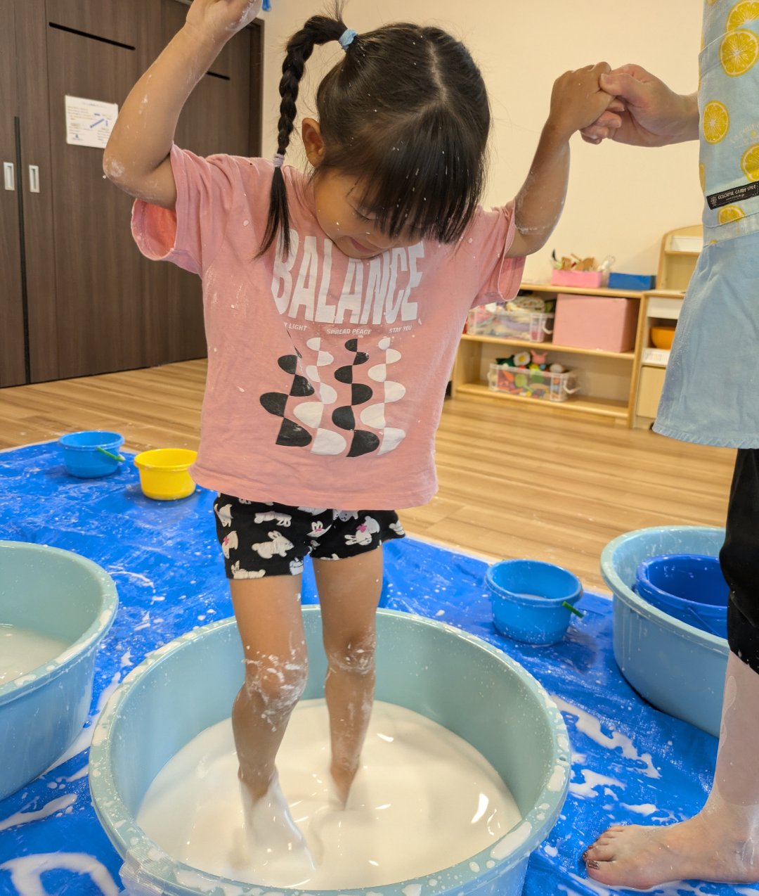 3歳児　ひなた組　片栗粉の感触遊びの食育