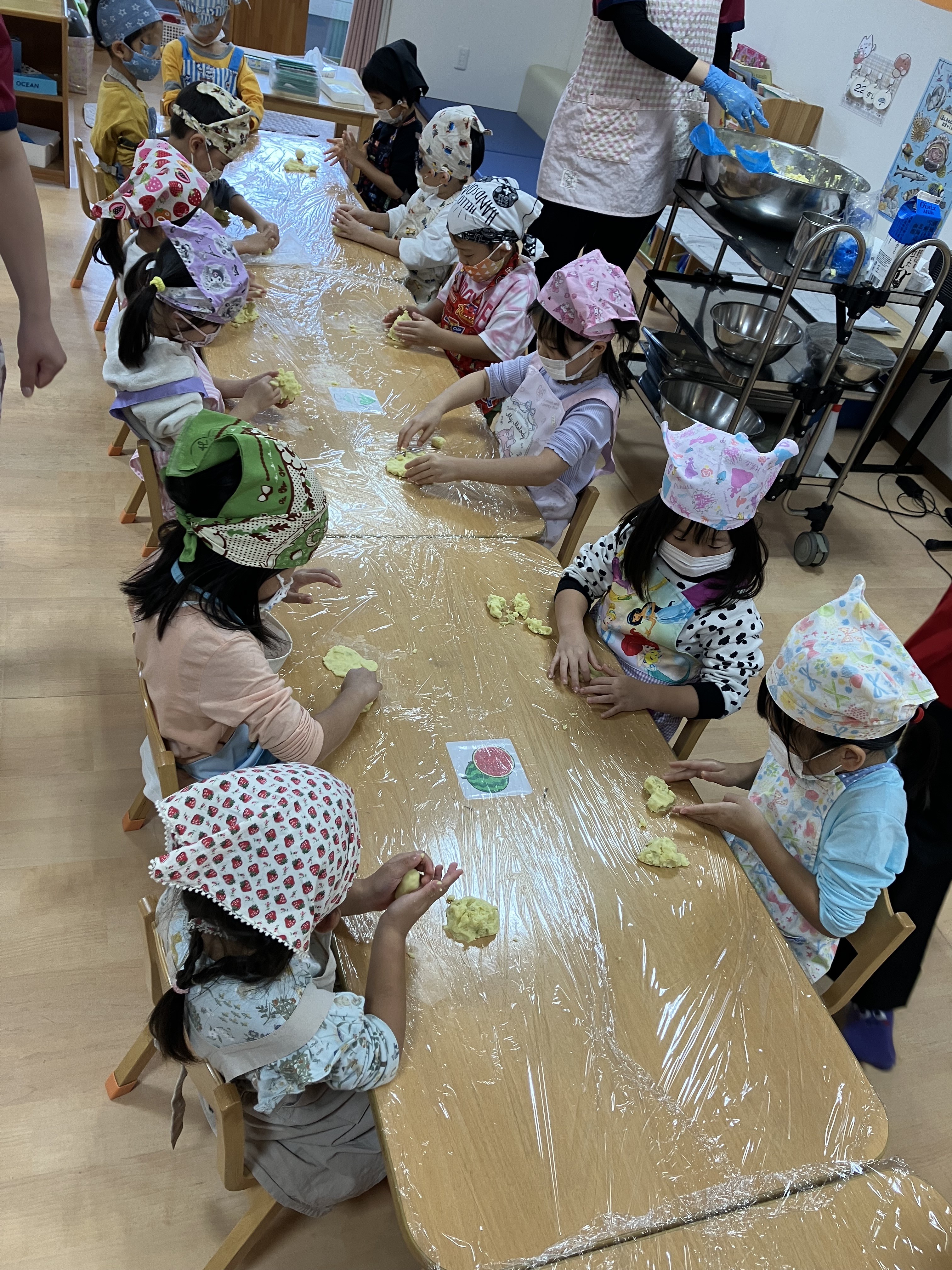 4歳つむぎ組・5歳児だいち組　スウィートポテトづくり