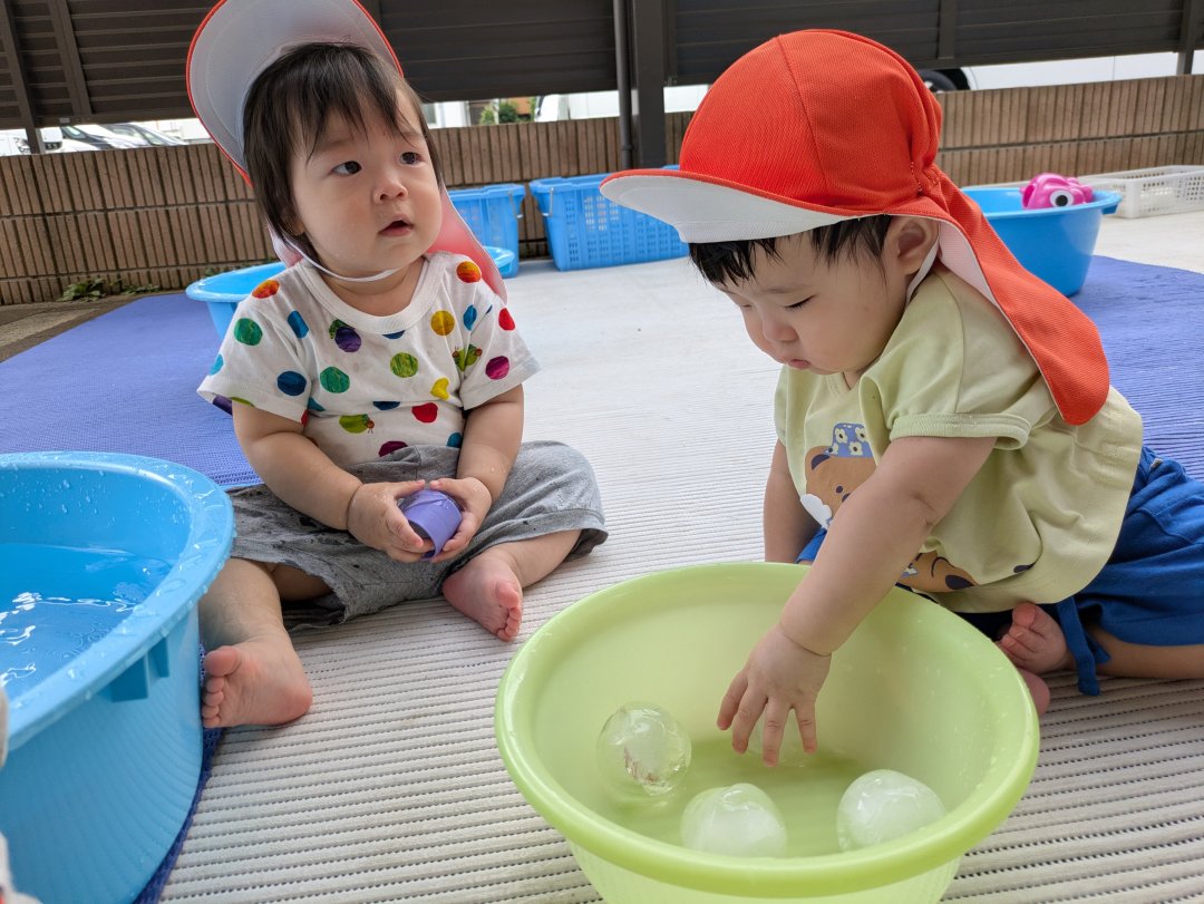 冷たいっ！氷遊び