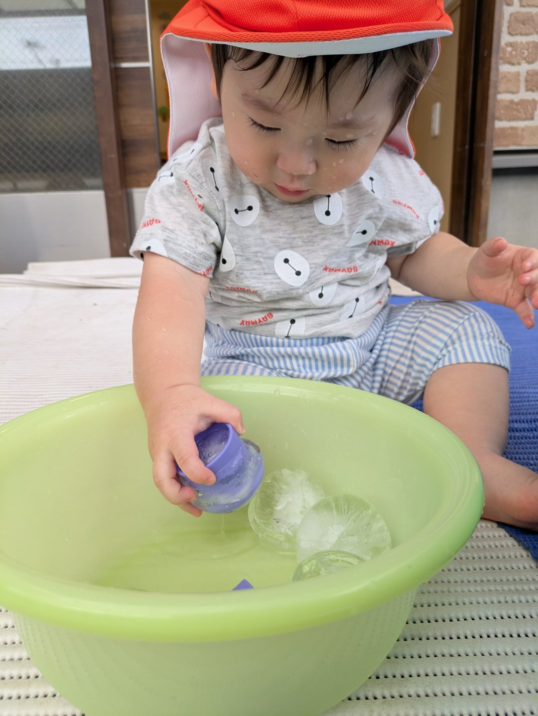冷たいっ！氷遊び