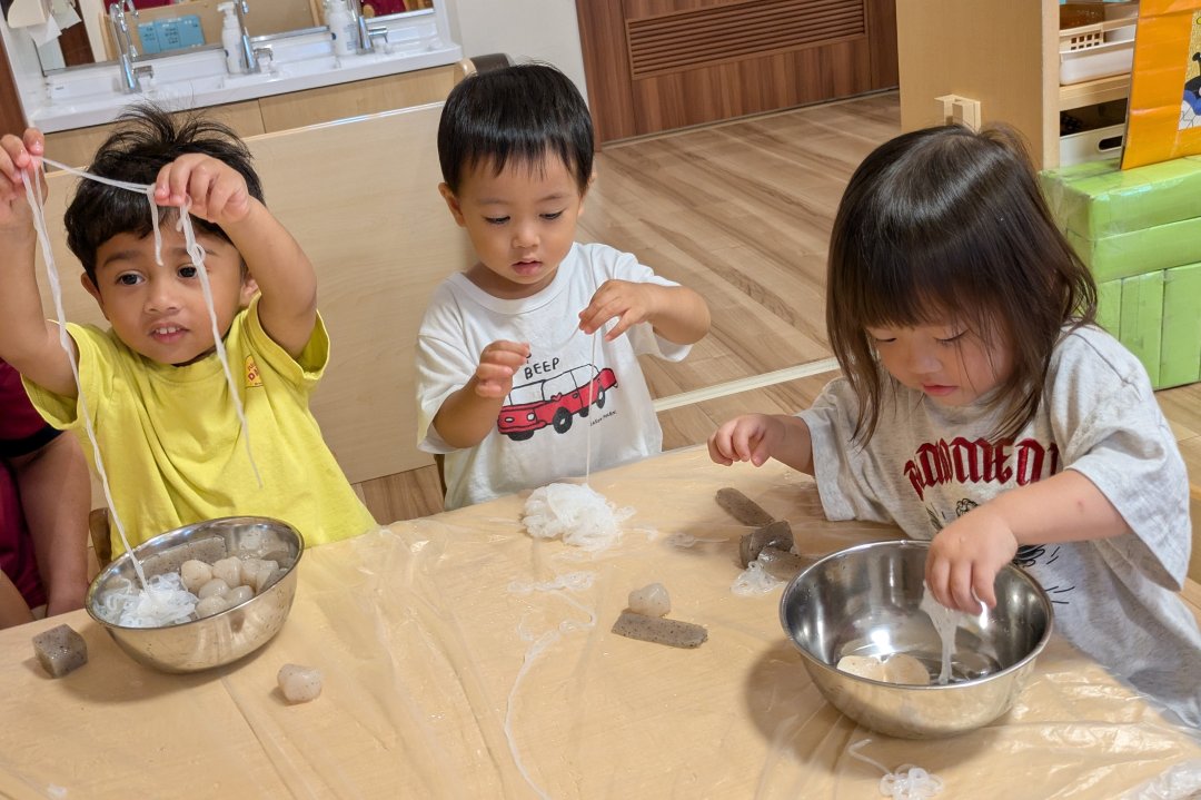 1歳児　わかば組　こんにゃくに触れる食育
