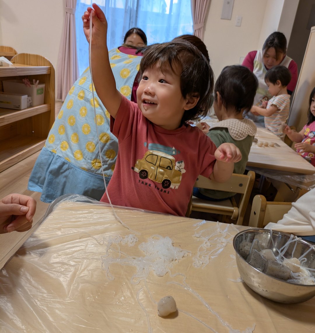 1歳児　わかば組　こんにゃくに触れる食育