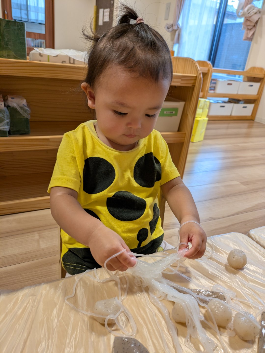 1歳児　わかば組　こんにゃくに触れる食育