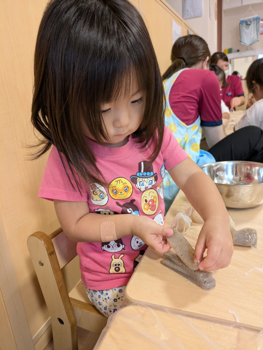 1歳児　わかば組　こんにゃくに触れる食育