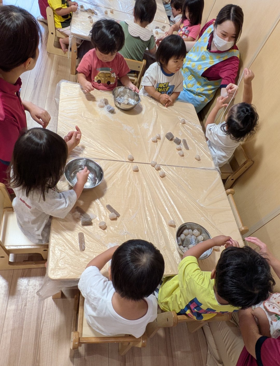 1歳児　わかば組　こんにゃくに触れる食育