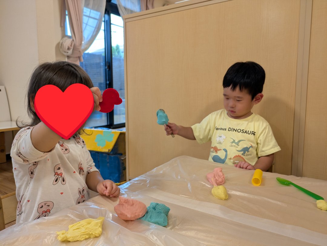 １歳児　わかば組　こねこね♪小麦粉粘土遊び