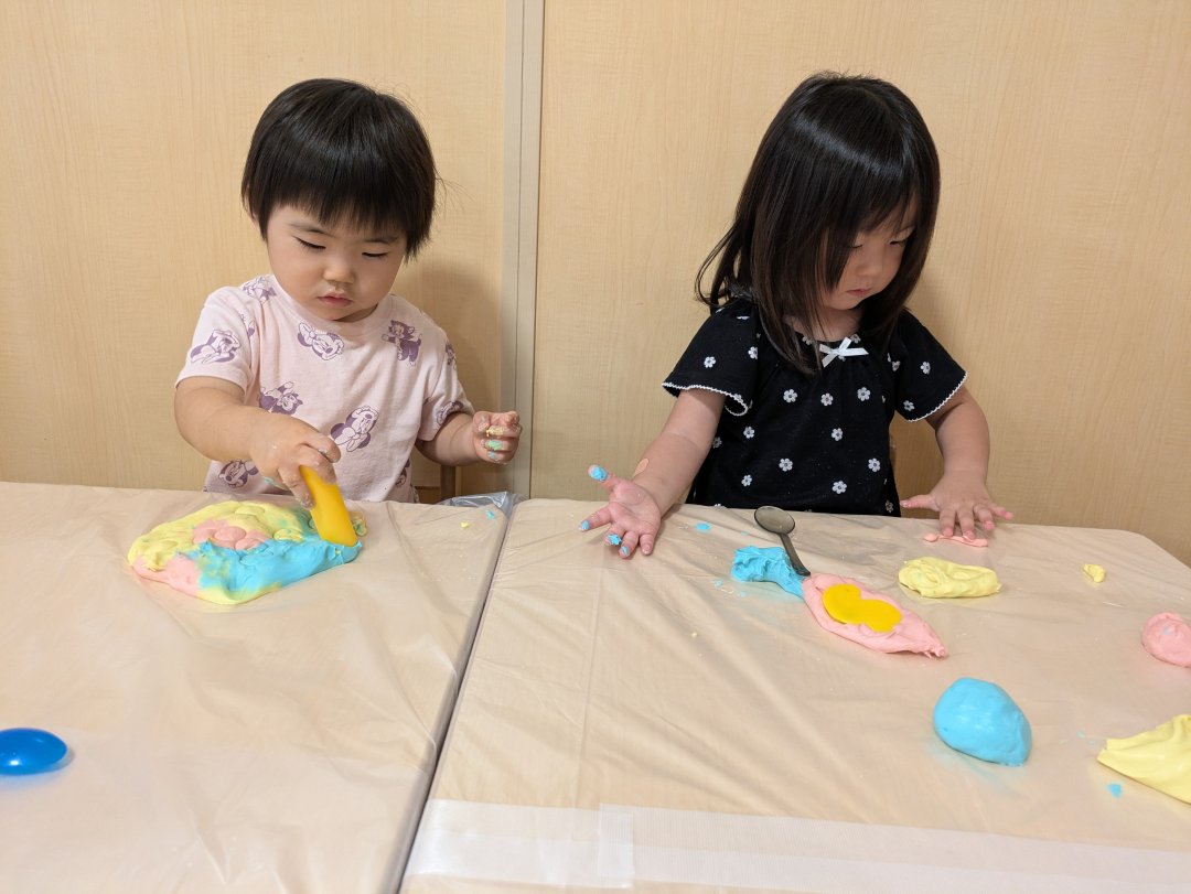 １歳児　わかば組　こねこね♪小麦粉粘土遊び