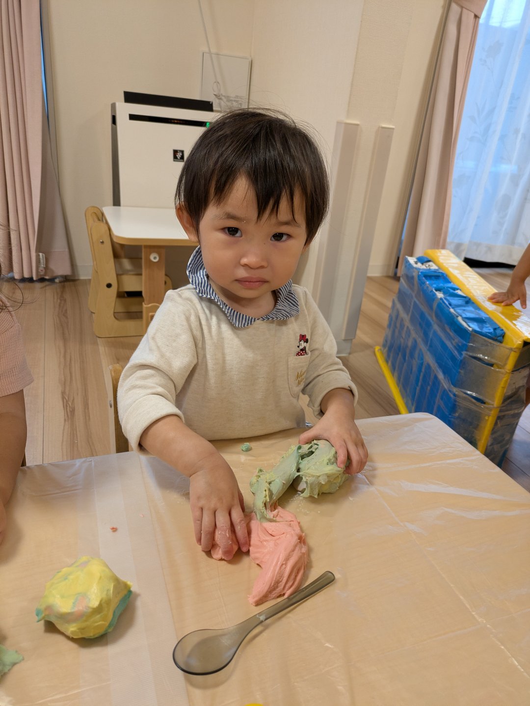 １歳児　わかば組　こねこね♪小麦粉粘土遊び
