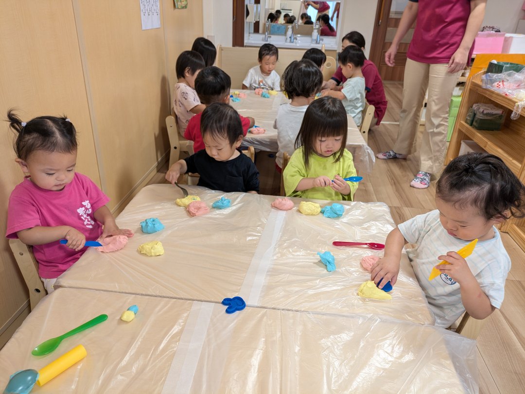 １歳児　わかば組　こねこね♪小麦粉粘土遊び