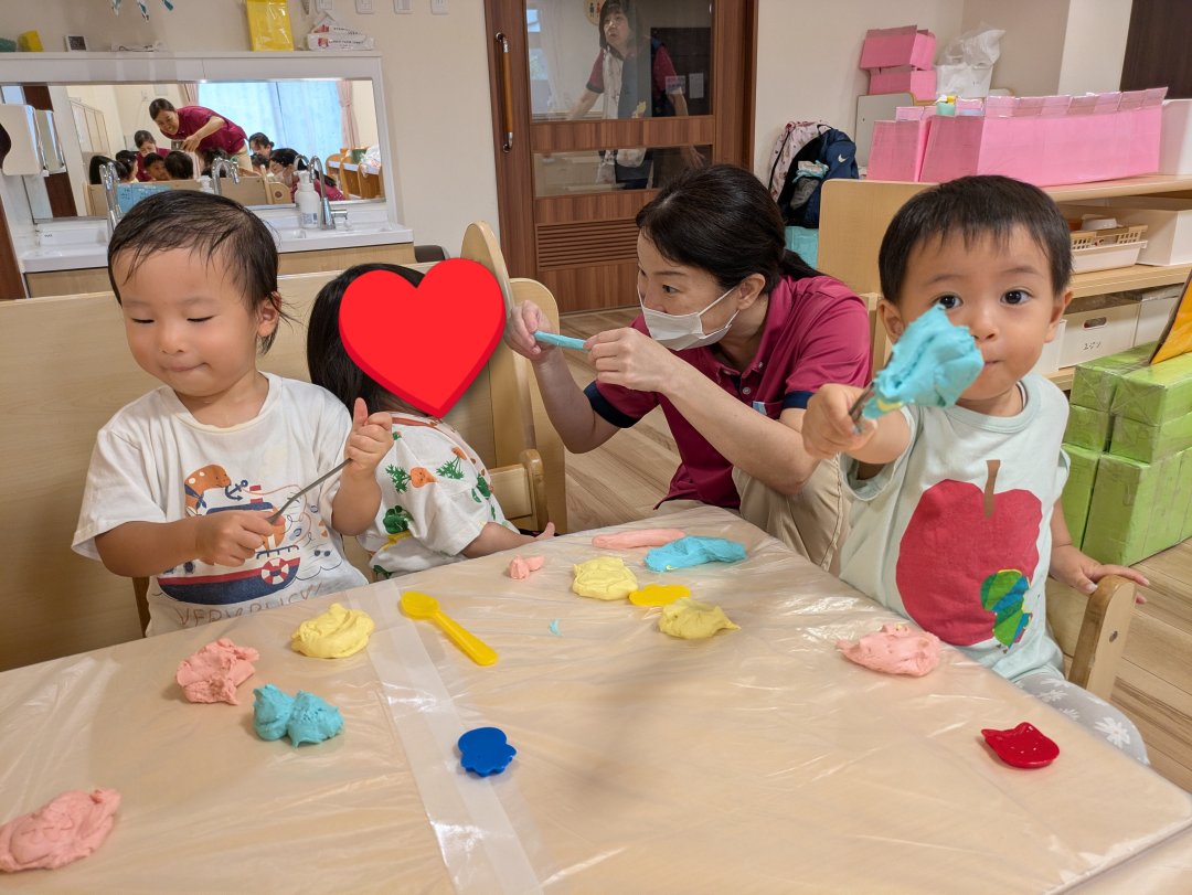 １歳児　わかば組　こねこね♪小麦粉粘土遊び