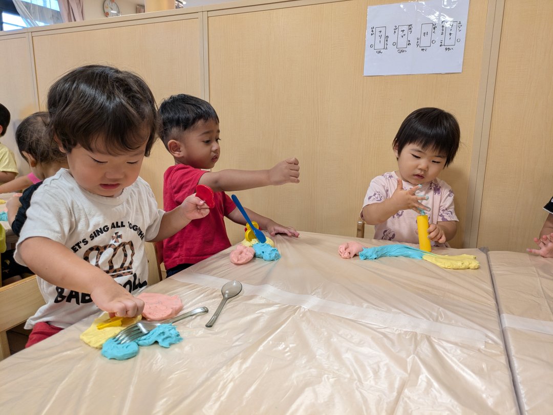 １歳児　わかば組　こねこね♪小麦粉粘土遊び