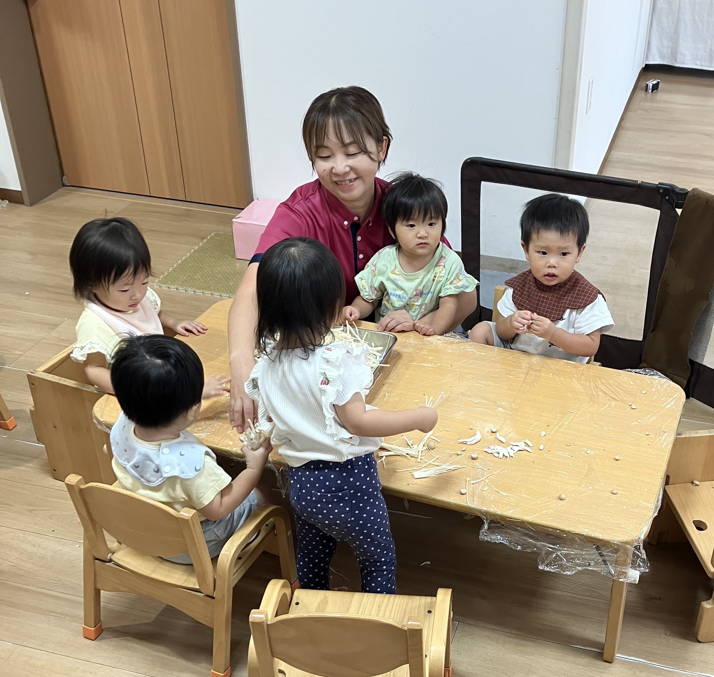 食育「きのこ割き」1歳児　わかば組