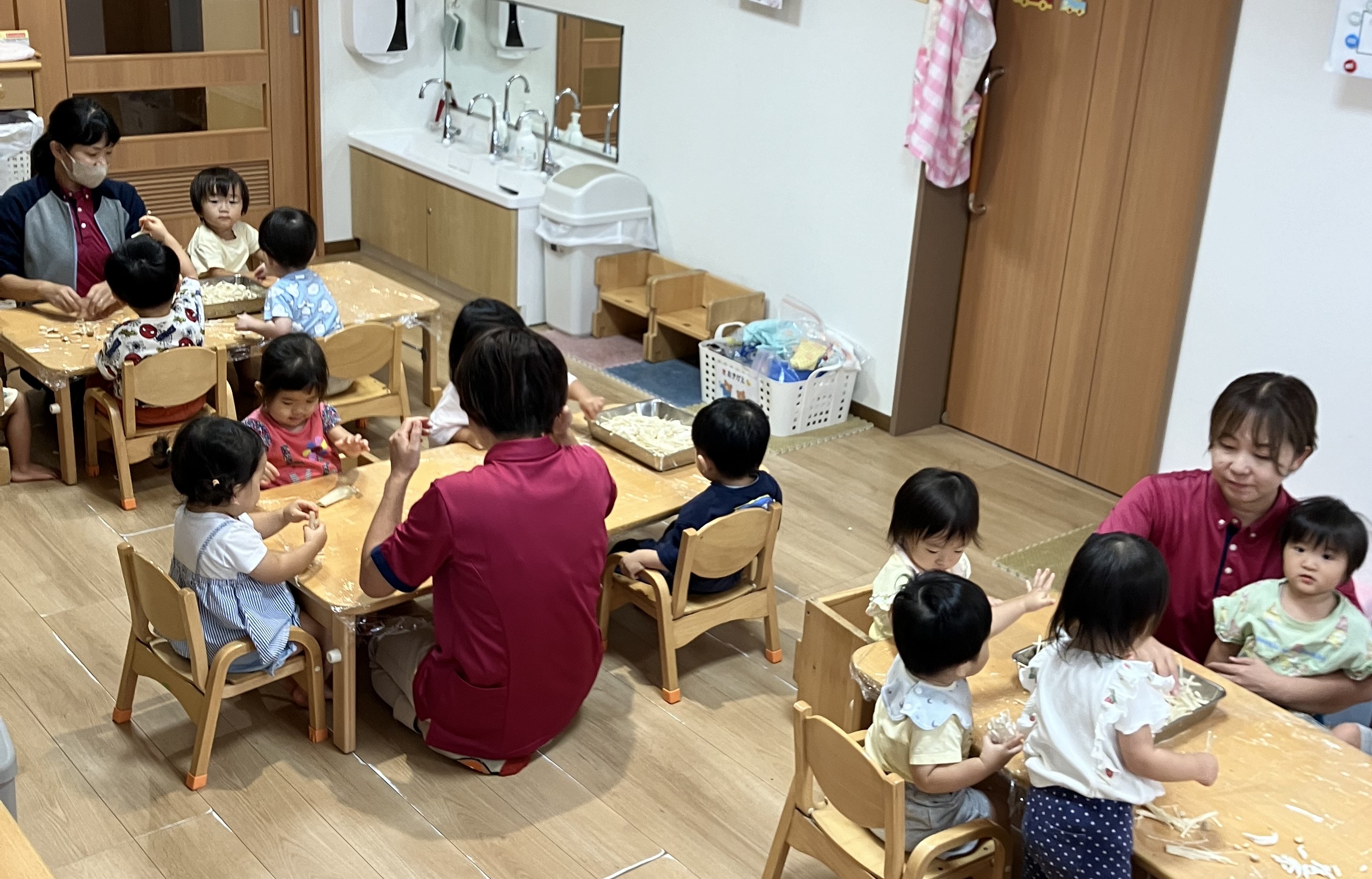 食育「きのこ割き」1歳児　わかば組
